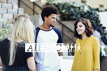 AIESEC unterstützt Studierende auf dem Weg ins Ausland, hilft bei der Organisation und bietet eine Anlaufstelle während des Aufenthalts. Logo AIESEC e.V.